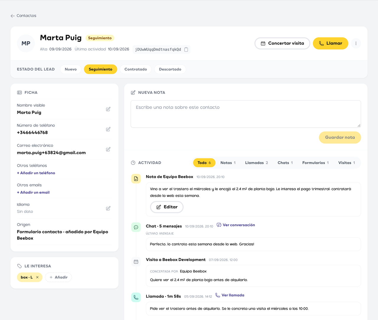 Ficha de un contacto en Beebox: estado del lead, datos de contacto, lo que le interesa y su historial de chat, notas, llamadas y formularios
