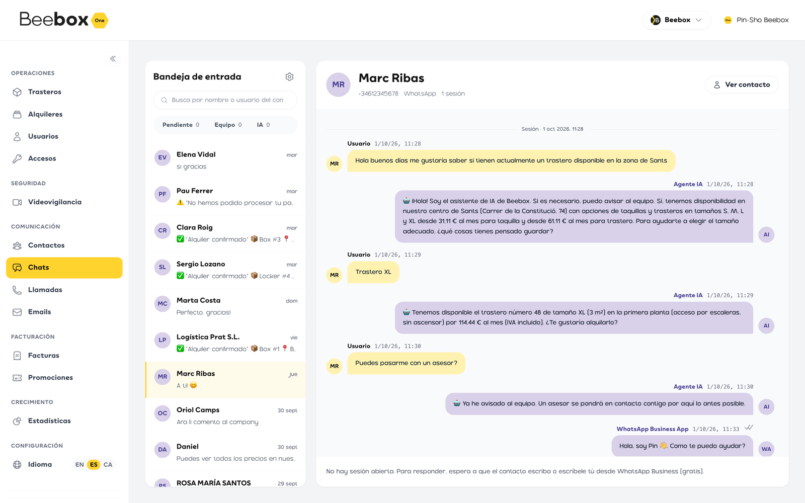 Panel: bandeja de chats con la lista de conversaciones y una de WhatsApp abierta